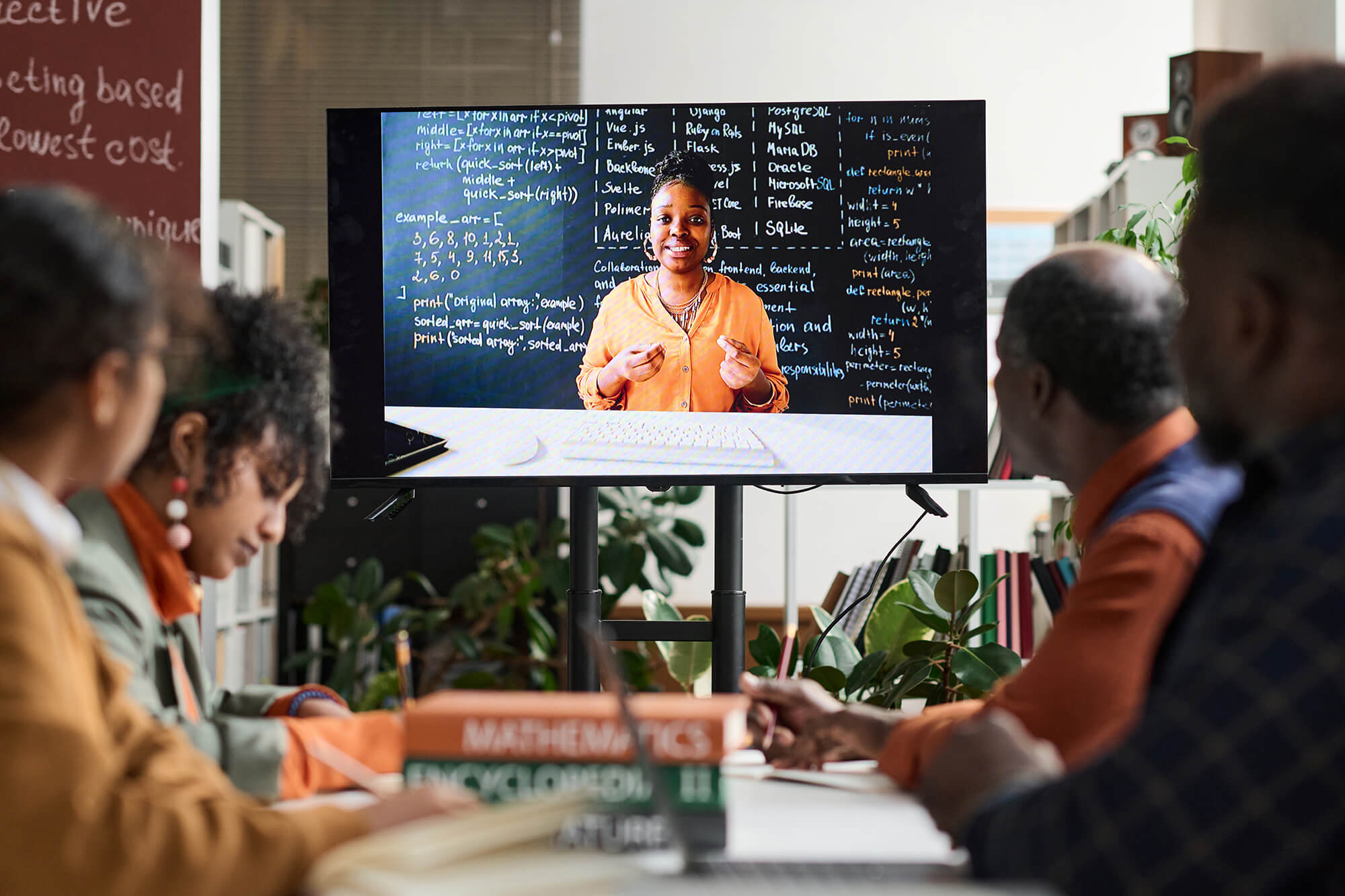 Formación a distancia con docente mediante recursos digitales