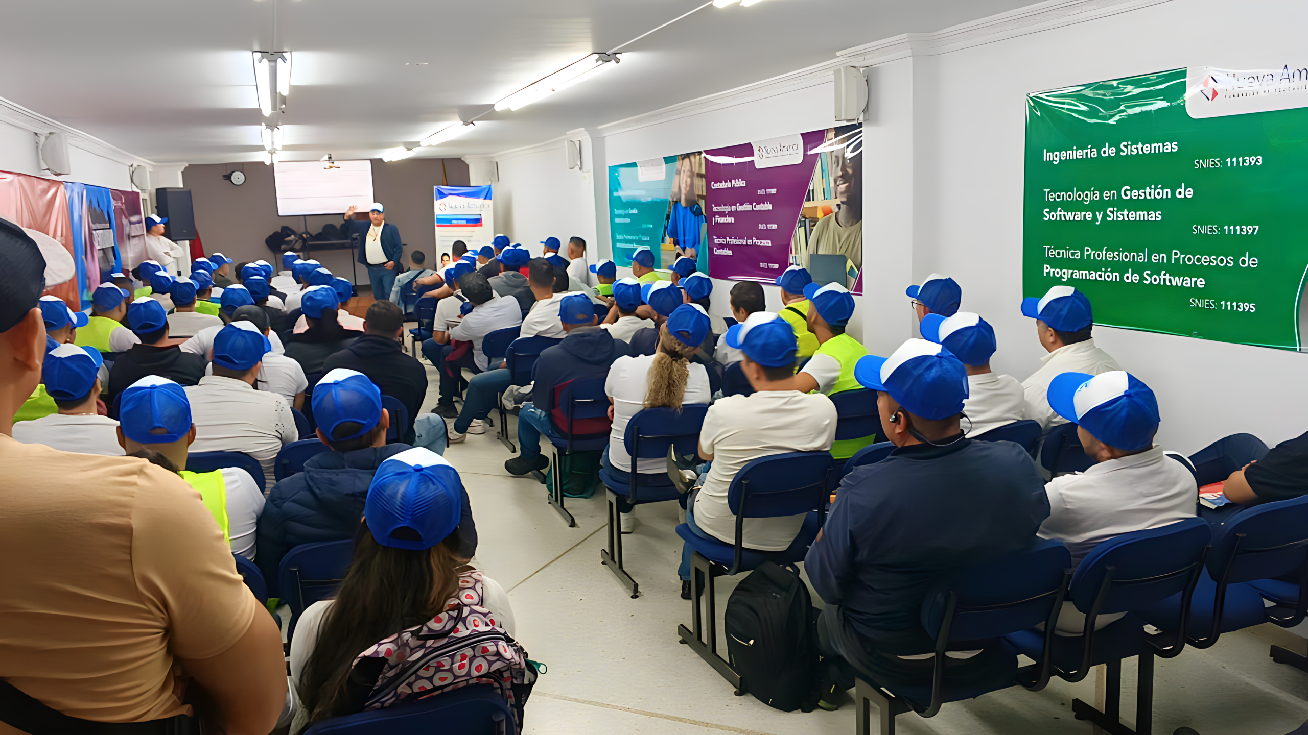 Estudiantes adultos en aula universitaria